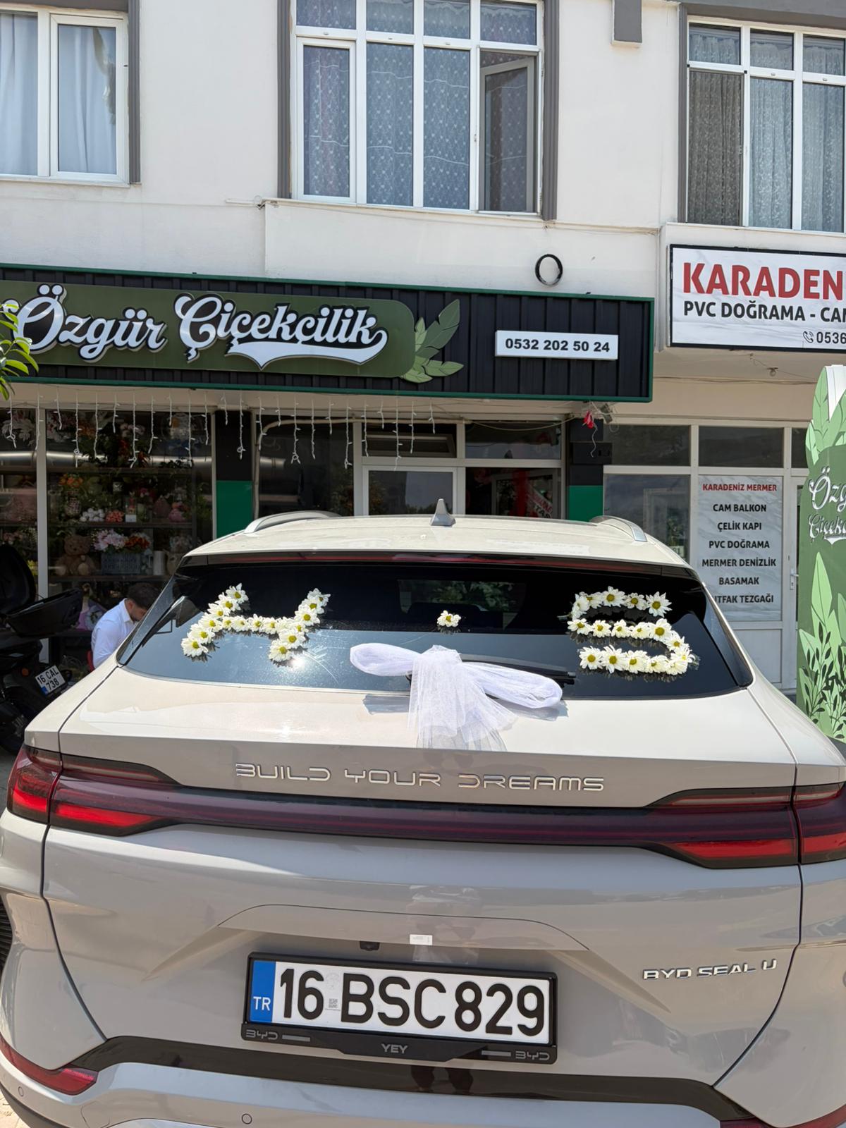 ÜÇEVLER ÖZGÜR ÇİÇEKÇİLİK