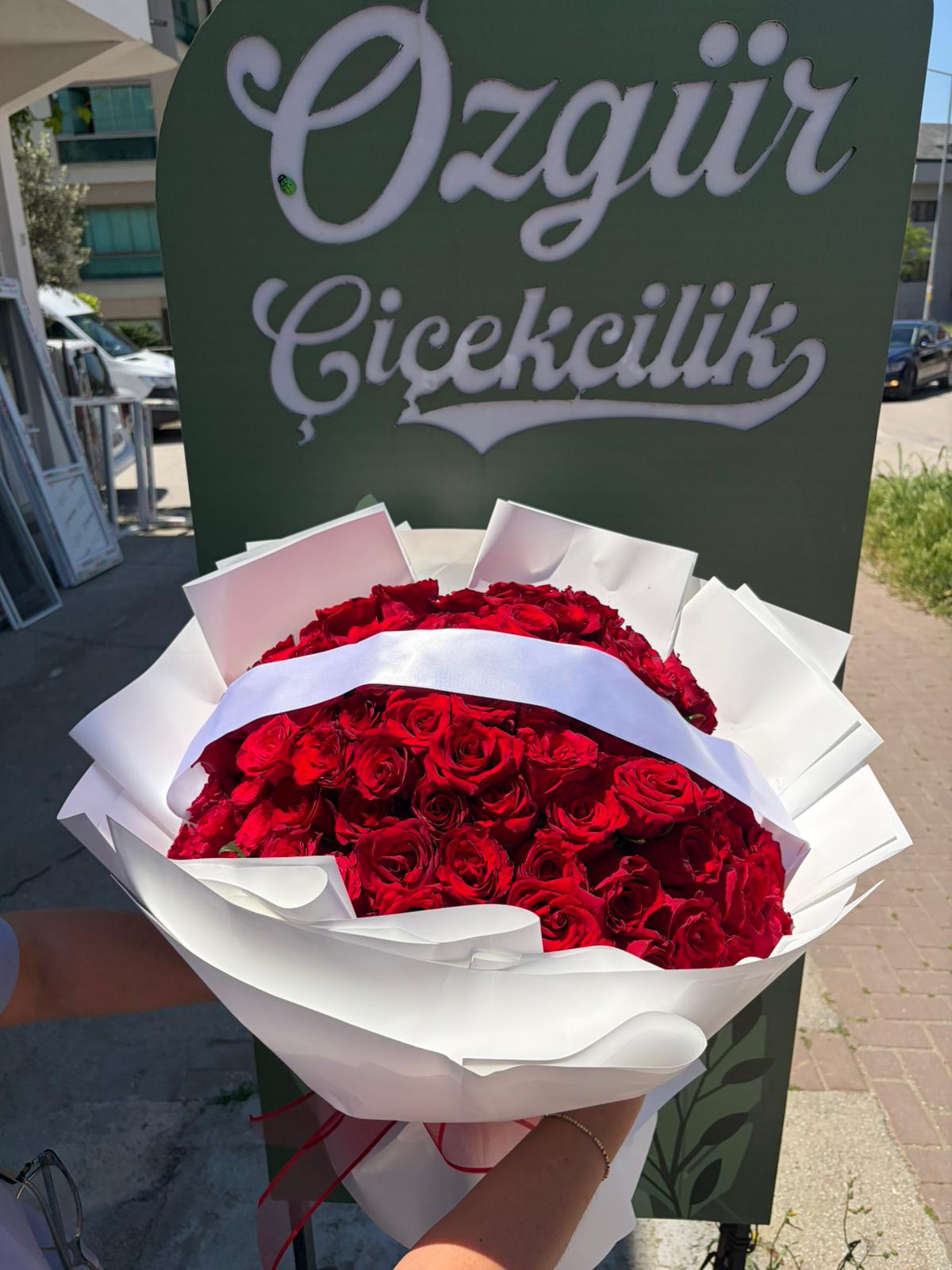 ÜÇEVLER ÖZGÜR ÇİÇEKÇİLİK